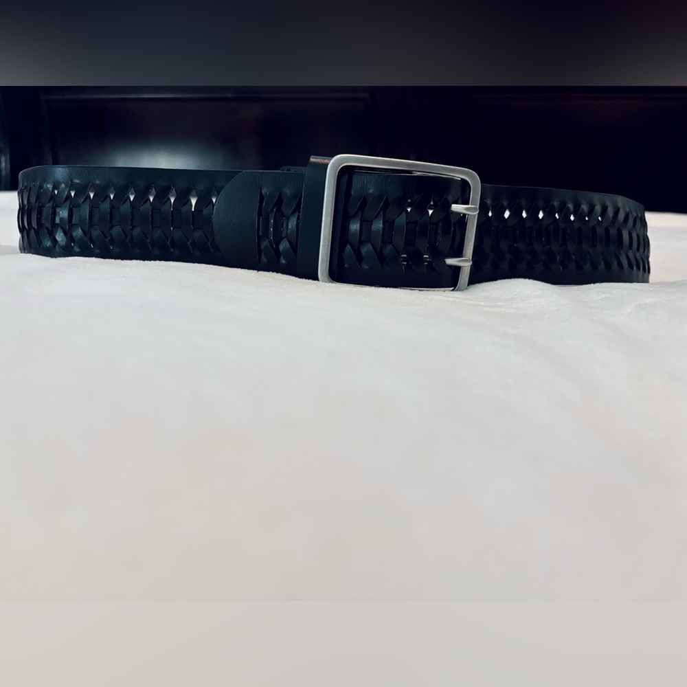 Old NAVY -😴 Black Woven Genuine Leather/ Braided Belt!
Size: LG/XL (Double Hole)